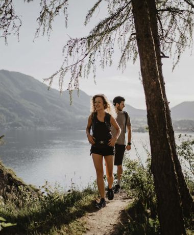 Paar wandert am Ufer des Kleinen Schönberg am Wolfgangsee