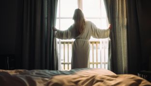 Frau in Designsuite im Adults Only Hotel mit eigenem Seezugang im Salzkammergut