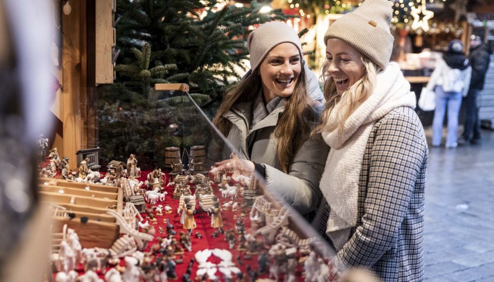 Frauen auf dem Adventmarkt in St. Wolfgang