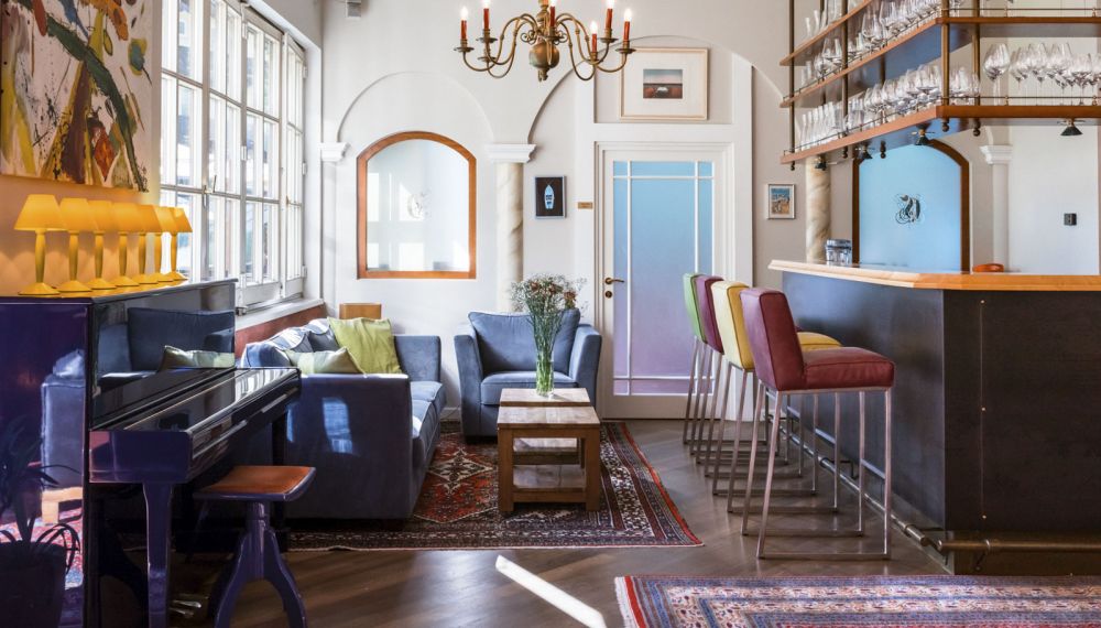 Stilvoll eingerichtete Bar mit Piano im Designhotel Cortisen am Wolfgangsee im Salzkammergut