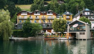 Boutique Hotel am Wolfgangsee mit Liegestühlen, direkten Seezugang und Bootshaus