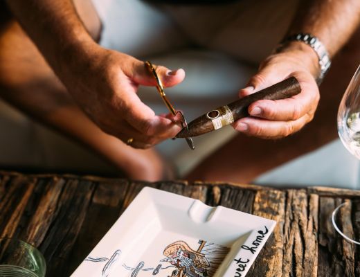 Mann mit Zigarre in Cigar Lounge im Adults Only Hotel am Wolfgangsee im Salzkammergut