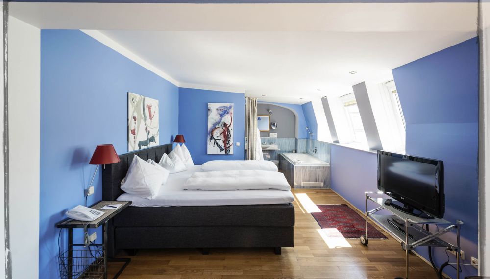 blaues Designzimmer mit Seeblick im Arthotel Cortisen am Wolfgangsee im Salzkammergut