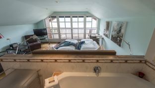 Badewanne mit Seeblick im Adults Only Hotel Cortisen am Wolfgangsee im Salzkammergut