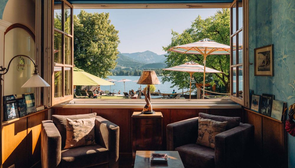 Ausblick aus der Lounge des Adult Only Hotels Cortisen auf den Wolfgangsee im Sommer