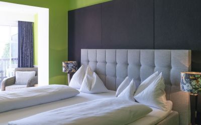 Bett im Premium Zimmer mit Seeblick im Boutique Hotel Cortisen am Wolfgangsee im Salzkammergut