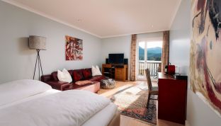 Red Suite Design Suite im Boutiquehotel Cortisen am Wolfgangsee mit modernem Interieur, eleganten Designelementen und exklusiver Ausstattung