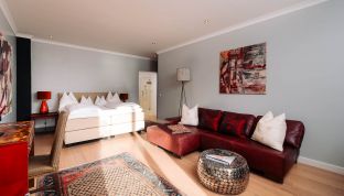 Zimmeransicht der Red Suite Design Suite im Boutiquehotel Cortisen am Wolfgangsee mit modernem Interieur, eleganten Farben und hochwertiger Ausstattung