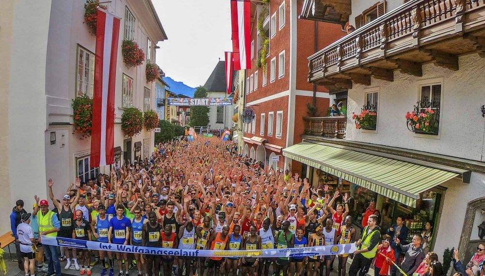 Menschen bei Start des Wolfgangseelaufs ©️ Wolfgangseelauf