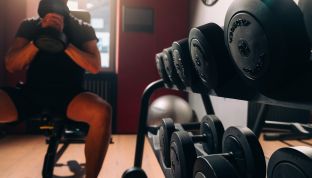 Mann trainiert im Fitnessstudio im Adults Only Hotel Cortisen am Wolfgangsee