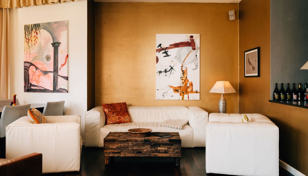 Arthotel Cortisen am Wolfgangsee mit Kunstgemälden und Designsuiten