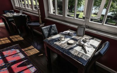 Boutique Hotel Cortisen am Wolfgangsee mit gedecktem Tisch im Restaurant