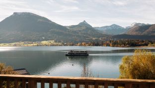 Aussicht vom Deluxe Zimmer Seeblick im Boutiquehotel Cortisen am Wolfgangsee mit freiem Blick auf den See und die umliegende Natur