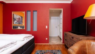 Deluxe Zimmer Seeblick im Boutiquehotel Cortisen am Wolfgangsee in warmen Farbtönen mit stilvollem Interieur und gemütlicher Atmosphäre