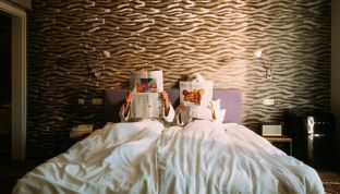 Doppelbett in Design Suite im Arthotel mit Seeblick am Wolfgangsee