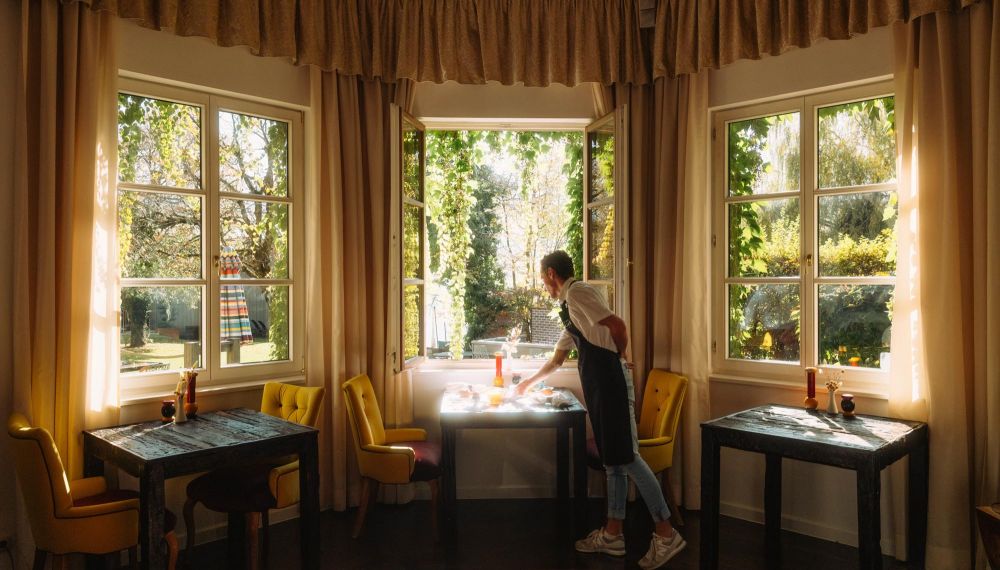 Frühstück wird im Boutique Hotel Cortisen am Wolfgangsee von einem Kellner serviert