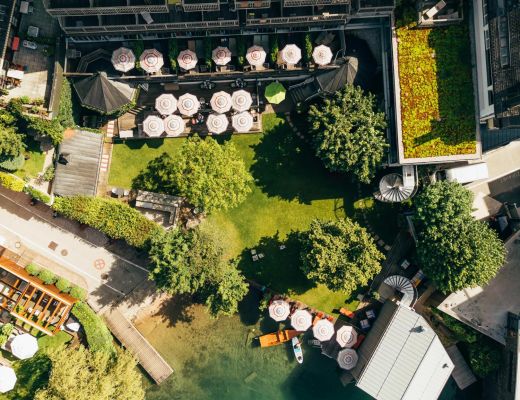 Hotel Cortisen am Wolfgangsee mit eigenem Seezugang im Sommer von oben