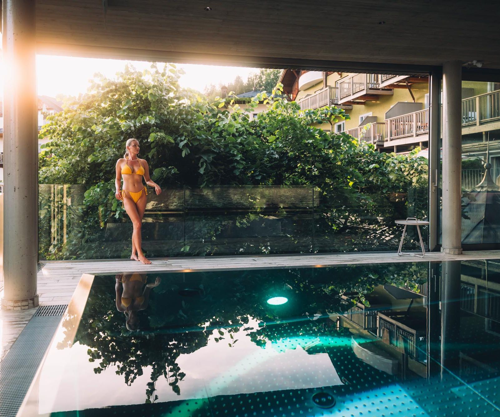 Frau am 25m Infinity-Pool im Spa Hotel Cortisen am Wolfgangsee