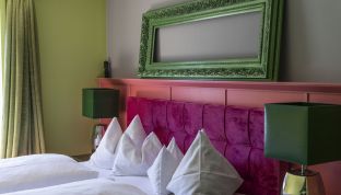Doppelbett im Premium Zimmer im 4-Sterne Designhotel Cortisen am See