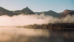 Sonnenaufgang über dem Wolfgangsee mit Nebel am Boutique Hotel Cortisen am See