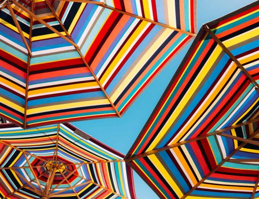 bunte Sonnenschirme von unten beim Boutique Hotel Cortisen mit direktem Seezugang