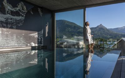 Mann genißet Pool mit Seeblick im Adults Only Boutique Hotel Cortisen am Wolfgangsee