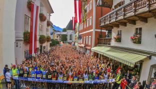 Menschen bei Start des Wolfgangseelaufs ©️ Wolfgangseelauf