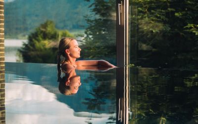 Frau entspannt im Pool des Wellnesshotels für Erwachsene im Salzburger Land