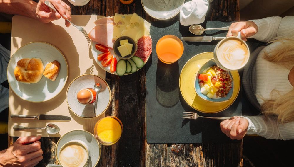 6-Gang-Frühstück mit Müsli, Brötchen und Kaffee im Hotel Cortisen am Wolfgangsee