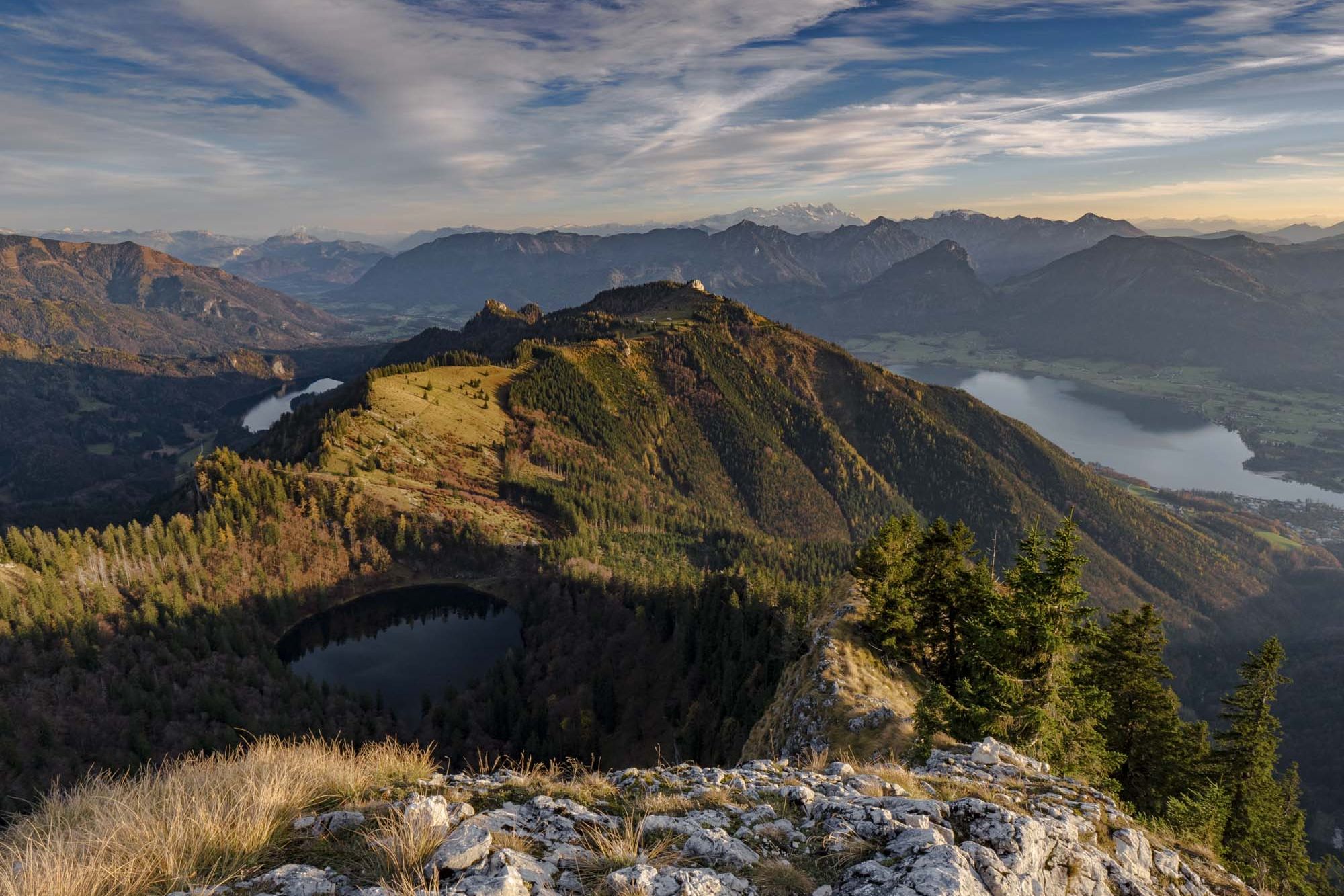 Wandern in der Natur mit Bergen, Seen und Wäldern um den Wolfgangsee
