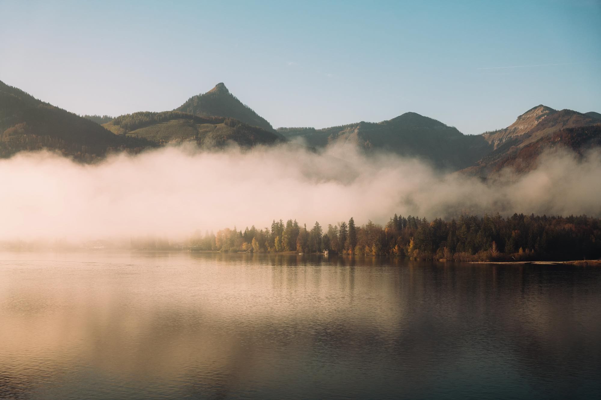 Sonnenaufgang über dem Wolfgangsee mit Nebel am Boutique Hotel Cortisen am See