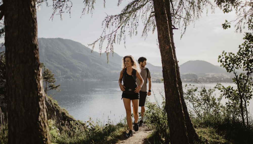 Paar wandert am Ufer des Kleinen Schönberg am Wolfgangsee