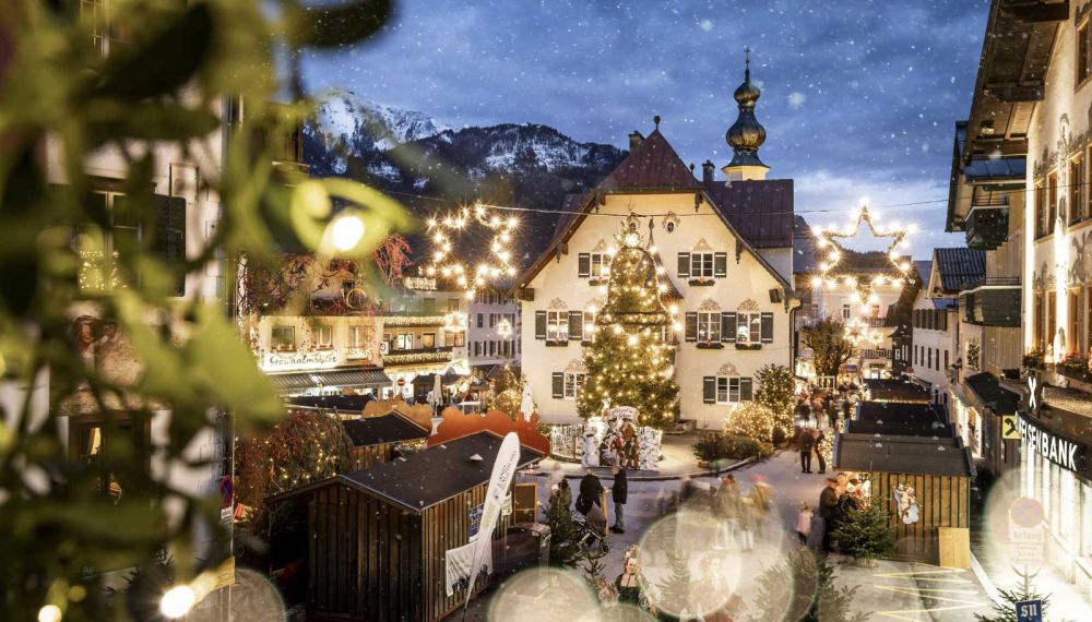 Adventmarkt bei Dunkelheit in St. Gilgen
