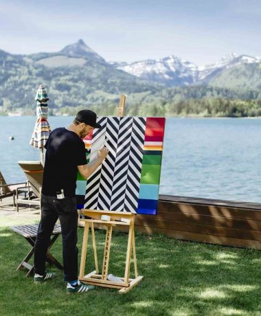 Künstler bei einem neuen Gemälde beim Art Circle am Wolfgangsee