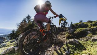 Menschen bei einer Fahrradtour am Wolfgangsee