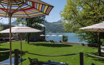 Blick von der Terrasse auf den Garten mit eigenem Seezugang beim Boutique Hotel Cortisen am Wolfgangsee