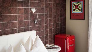 Bett im Deluxe Zimmer mit Seeblick im Arthotel Cortisen am Wolfgangsee im Salzkammergut