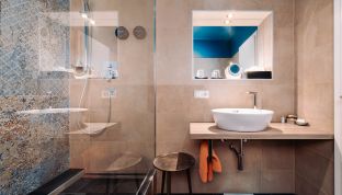 Elegantes Badezimmer im Deluxe Zimmer Seeblick im Boutiquehotel Cortisen am Wolfgangsee mit moderner Ausstattung und hochwertigem Design