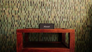 Marshall Box im Deluxe Zimmer Seeblick im Boutiquehotel Cortisen am Wolfgangsee als stilvolles Designelement in modernem Interieur