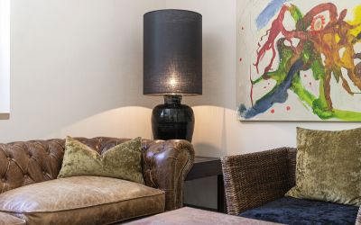 Kunstgemälde und Designerlampe im Designhotel Cortisen am Wolfgangsee