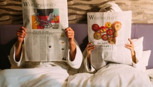 Paar im Designzimmer im Adults Only Hotel am Wolfgangsee