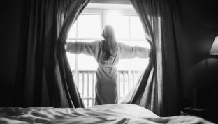 Frau genießt den Seeblick im Hotel Cortisen am Wolfgangsee