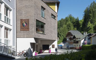 Fassade des Designhotels Cortisen am Wolfgangsee im Sommer