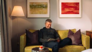 Mann entspannt im Designhotel Cortisen am Wolfgangsee