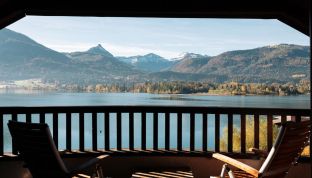 Aussicht vom Balkon der Loft Suite im Boutiquehotel Cortisen am Wolfgangsee mit Blick auf den See und die umliegenden Berge