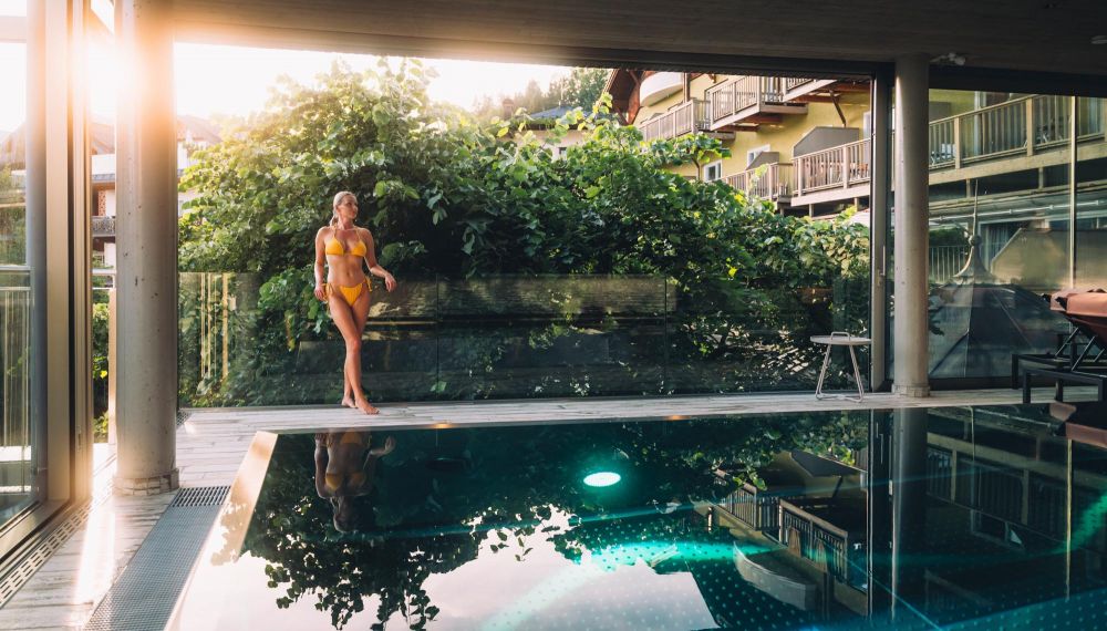 Frau am 25m Infinity-Pool im Spa Hotel Cortisen am Wolfgangsee