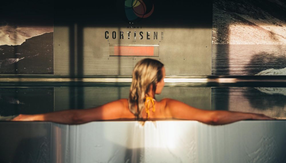 Frau im Pool im Hotel Cortisen am Wolfgangsee