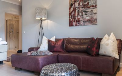 rote Couch in der Red Suite im Boutique Hotel Cortisen am Wolfgangsee mit direktem Seezugang