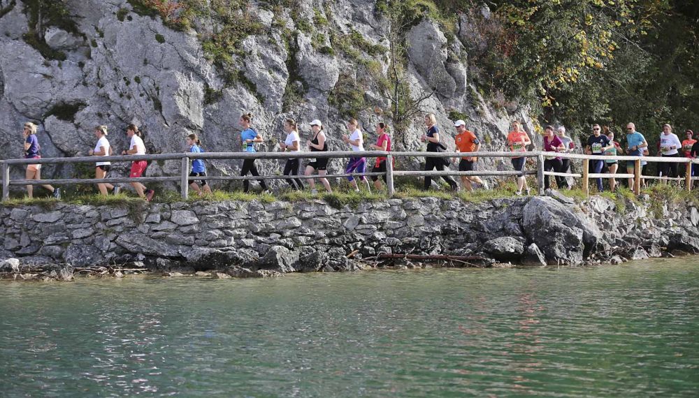 Menschen beim 5km Panorama-Lauf am Wolfgangsee©️ Wolfgangseelauf