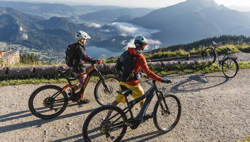 Menschen bei einer Fahrradtour im Salzburger Land mit Seeblick